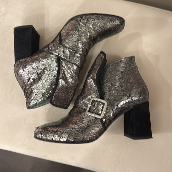 Paola d’Arcano shiny dark silver ankle bootie with buckle sz 38 - Picture 2 of 8